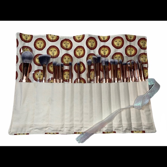Other - *NEW* Roll-Up Makeup Brush Case *BRUSHES INCLUDED*